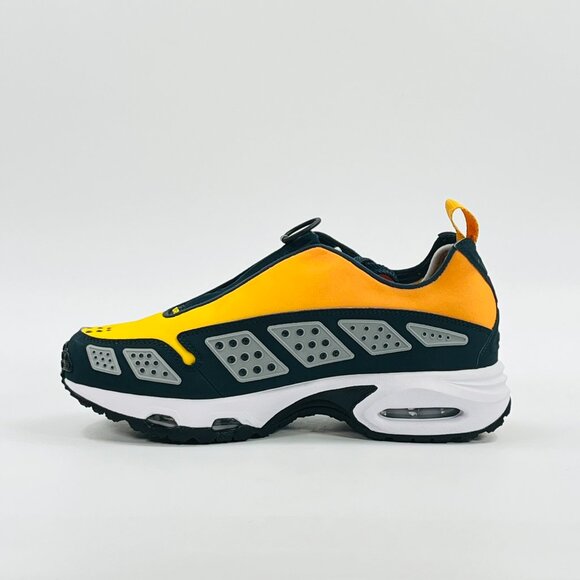 Nike Women Nike Women\'s Air Max Sunder Max Canyon Gold HJ8080-700 size 8